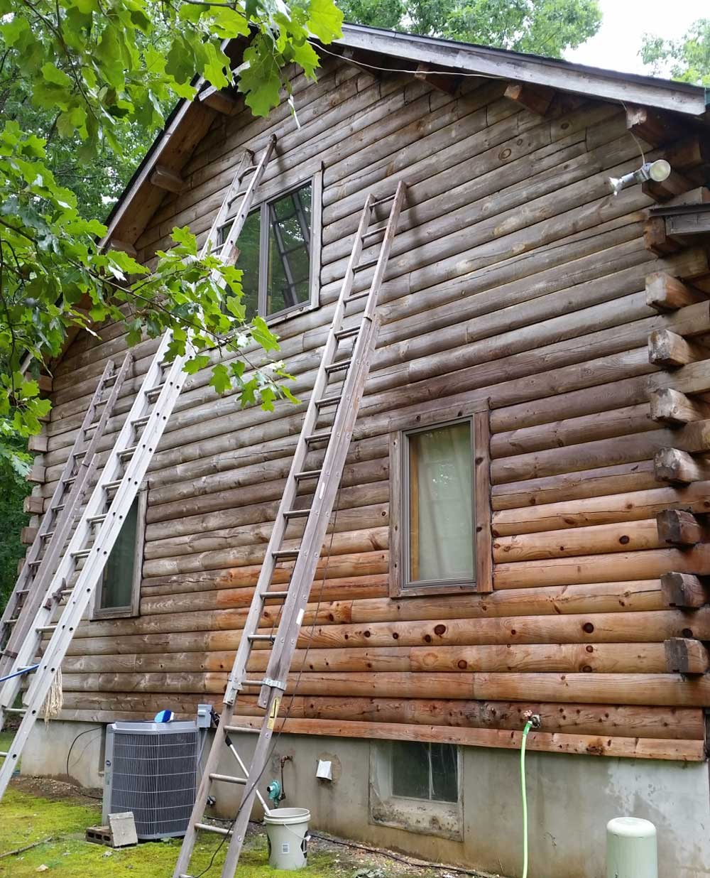 Применение средства Wood Renew для очистки фасада старого деревянного дома