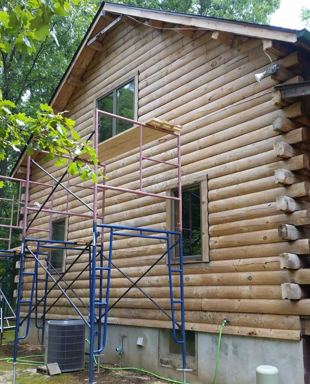 Применение средства Wood Renew для очистки фасада старого деревянного дома
